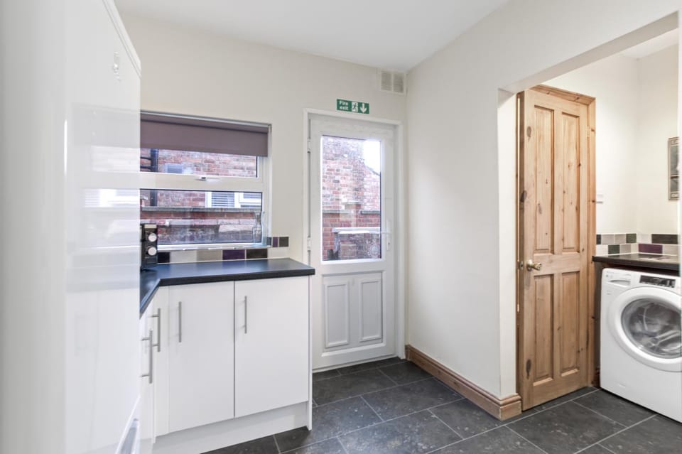 Kitchen or kitchenette, washing machine