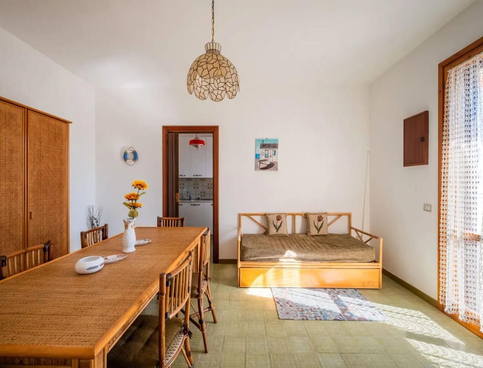 Spring, Summer, Living room, Dining area, Autumn
