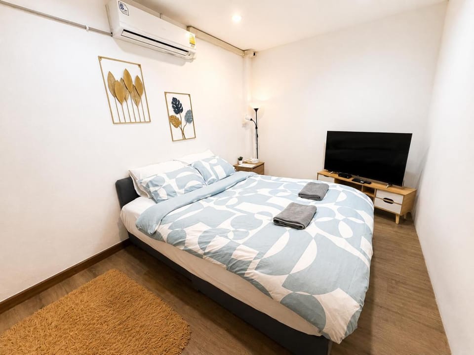 Bed, TV and multimedia, Bedroom, air conditioner
