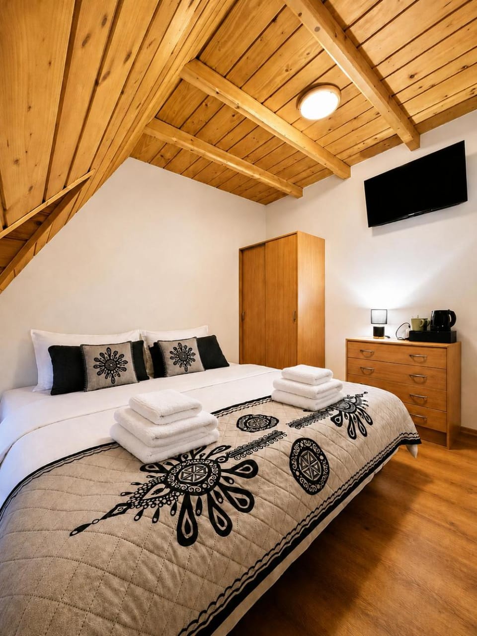 Property building, Bed, TV and multimedia, Coffee/tea facilities, Photo of the whole room, Bedroom, locker, towels, wardrobe