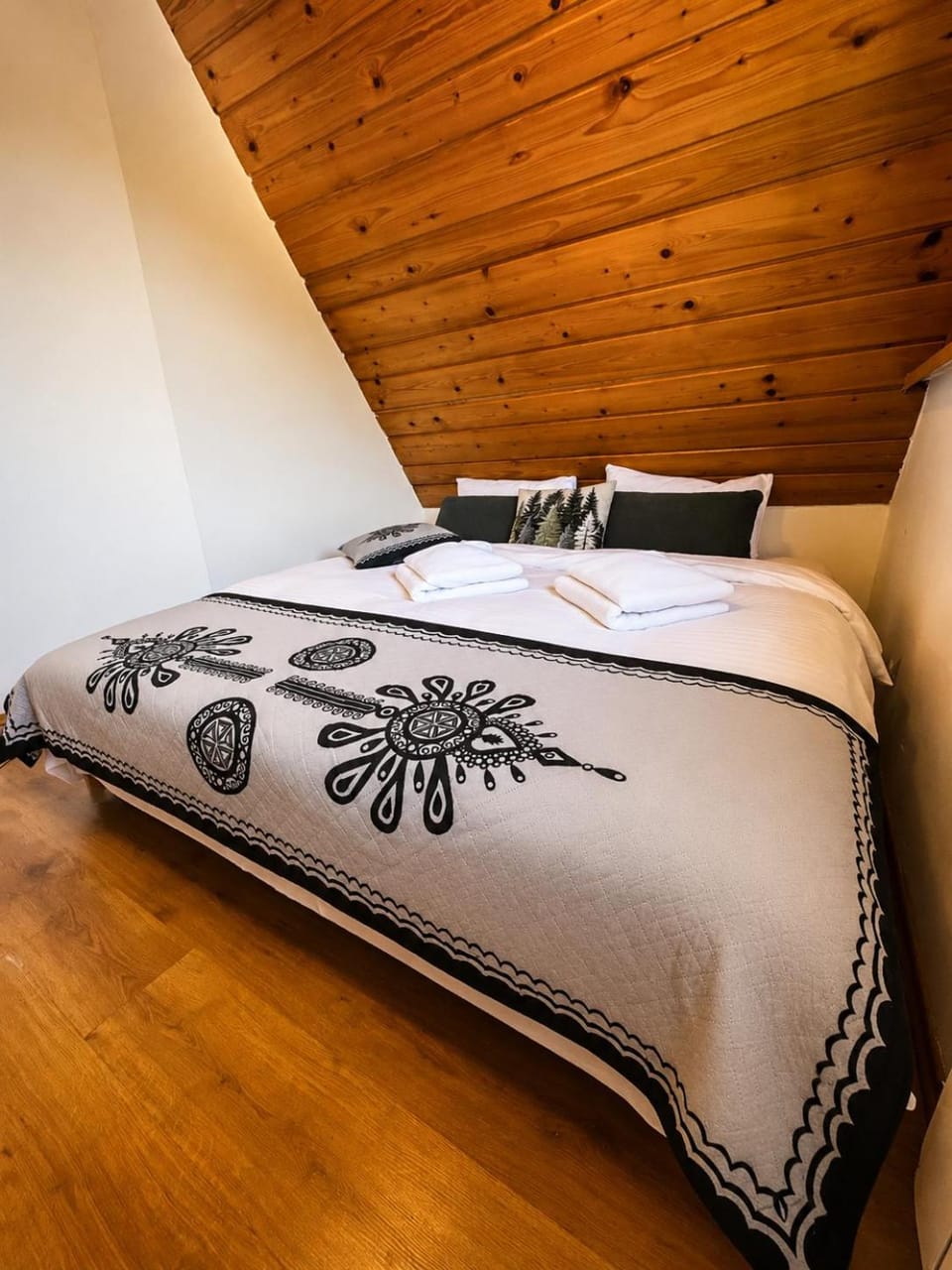 Property building, Bed, Photo of the whole room, Bedroom, towels