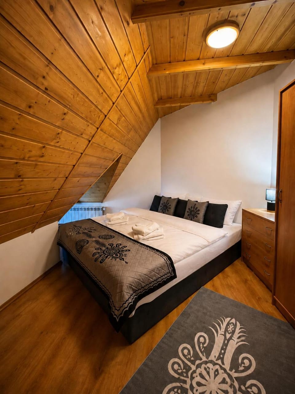 Property building, Bed, Photo of the whole room, Bedroom, locker, towels