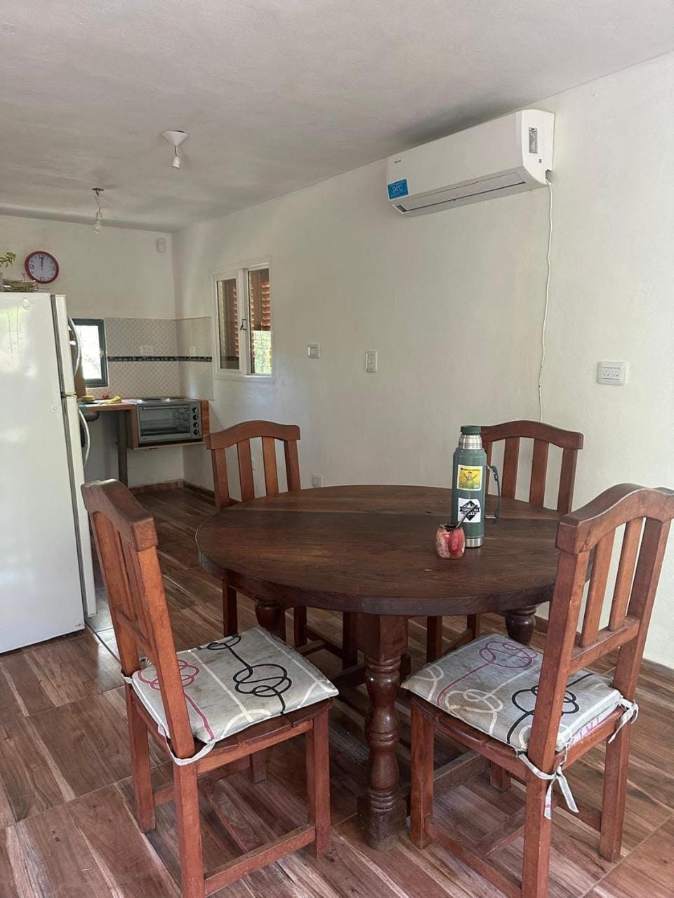 Kitchen or kitchenette, Dining area, oven