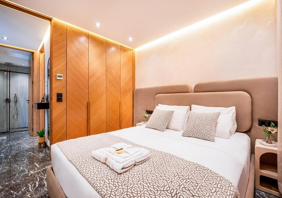 Bed, Photo of the whole room, Bedroom, towels