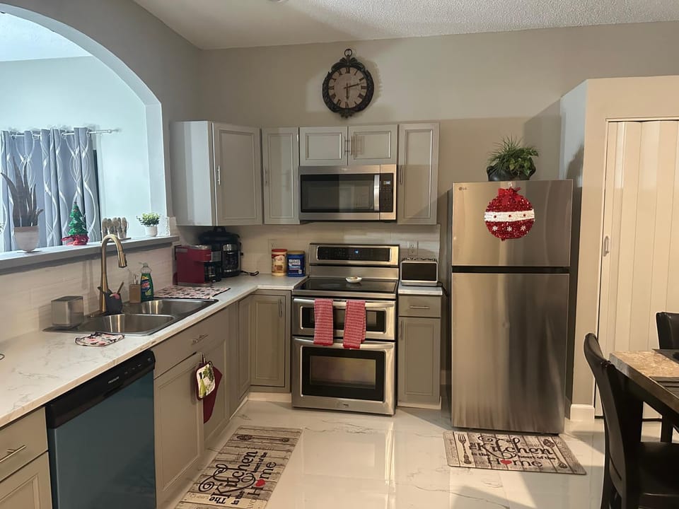 Orlando Lakefront Pool Villa 25 min Disney & Univ House in Orlando