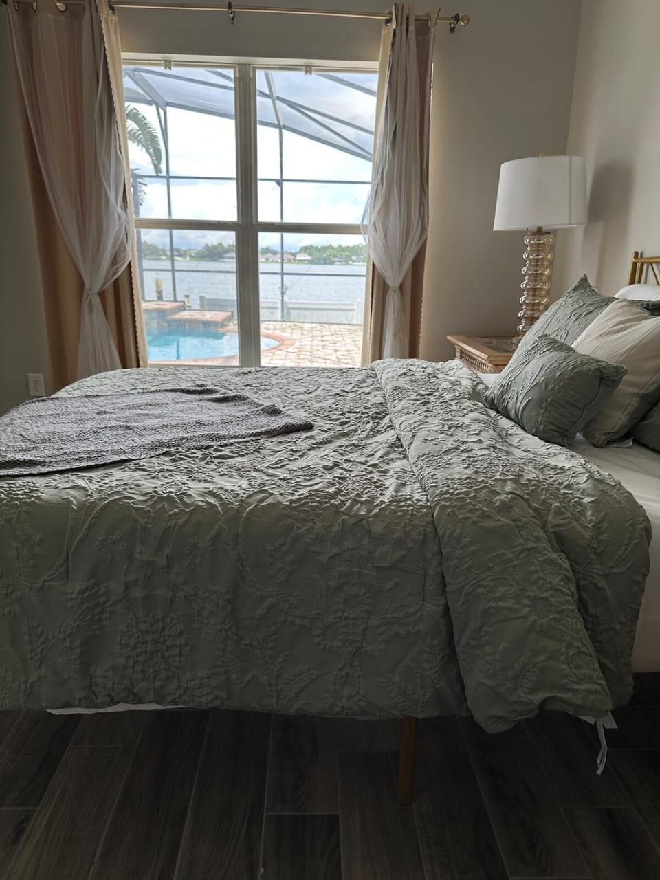Bedroom, Lake view