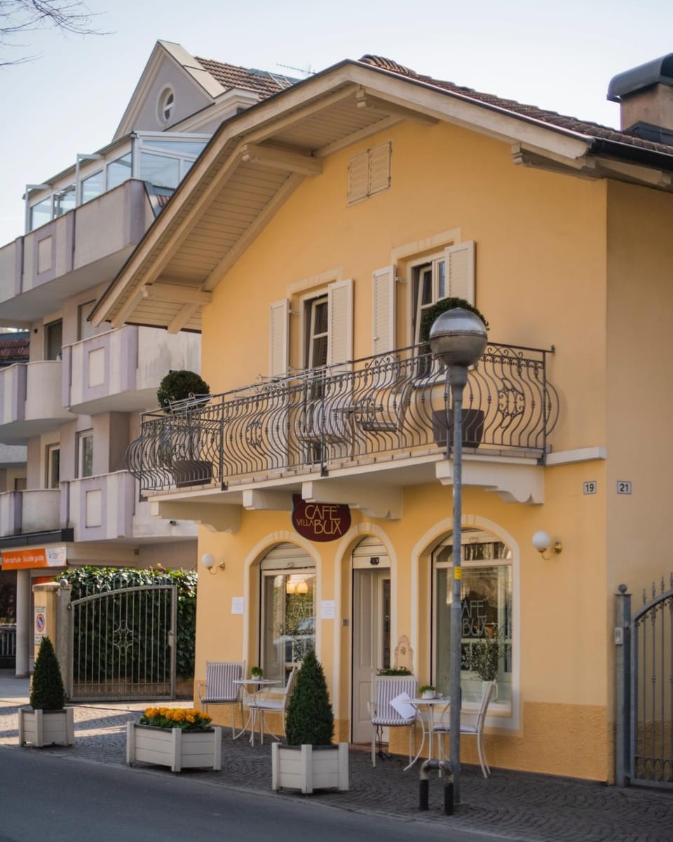 Property building, Neighbourhood, Balcony/Terrace, Street view