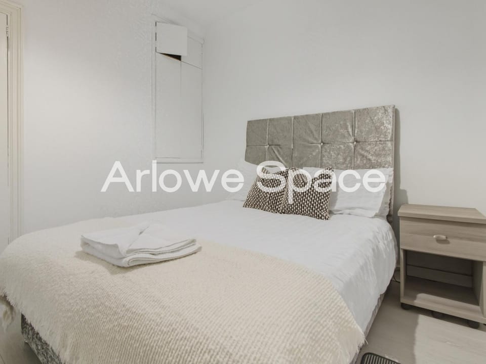 Cosy Tilbury Town 2BR Apt, Station and Amenities Apartment in Grays
