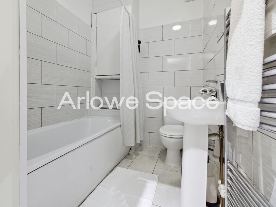Cosy Tilbury Town 2BR Apt, Station and Amenities Apartment in Grays
