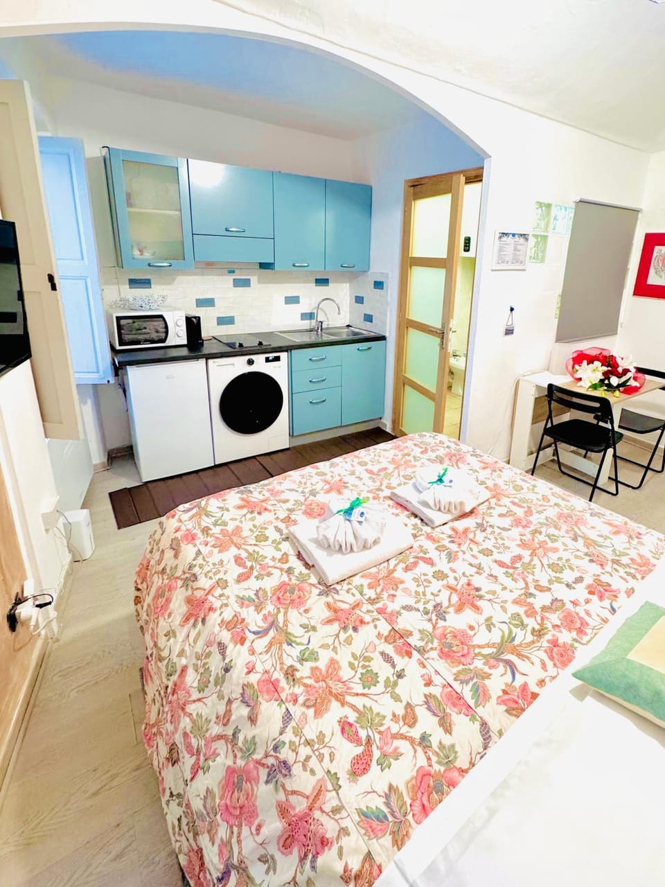 Bed, Living room, Dining area, stove