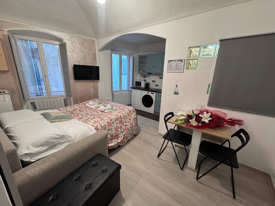 Bed, Kitchen or kitchenette, Living room, Bedroom, air conditioner