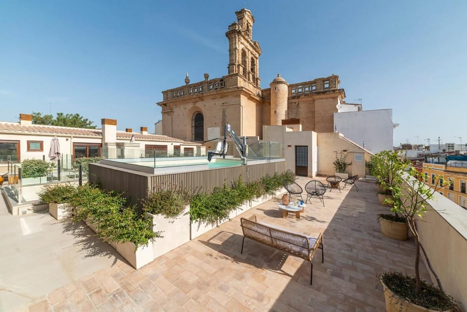 Property building, Day, Pool view, Swimming pool