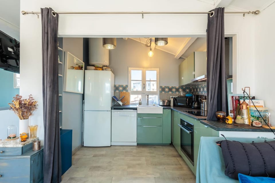 Kitchen or kitchenette