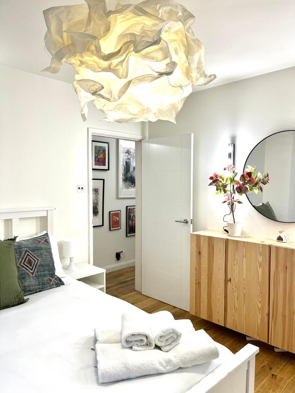 Living room, Photo of the whole room, Bedroom, towels