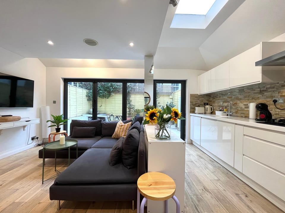 TV and multimedia, Kitchen or kitchenette, Living room