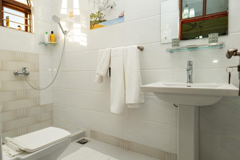 Shower, Toilet, Bathroom, bidet, towels