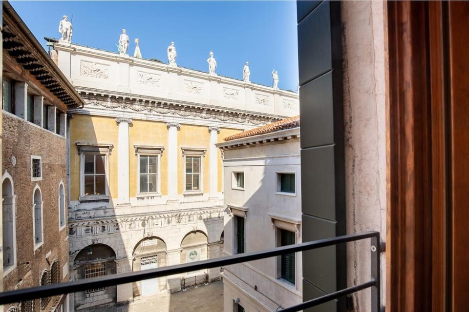 Top Location San Mark Suite Apartment in San Marco