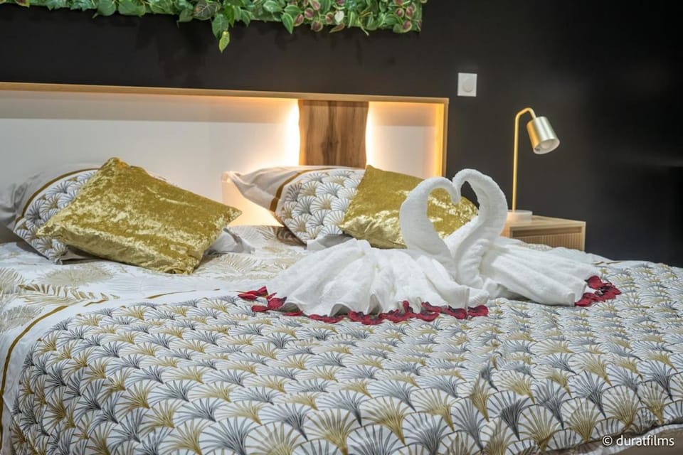 L'Obsidienne - Sauna & Spa Suite - Parking, Train Station Apartment in Île-de-France