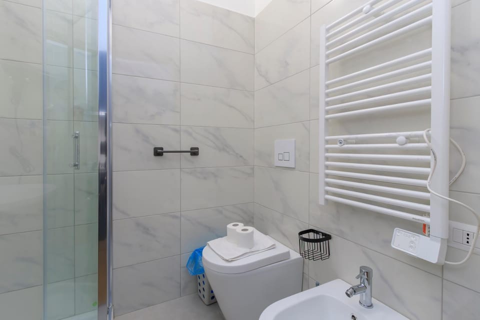 Shower, Toilet, Bathroom, towels