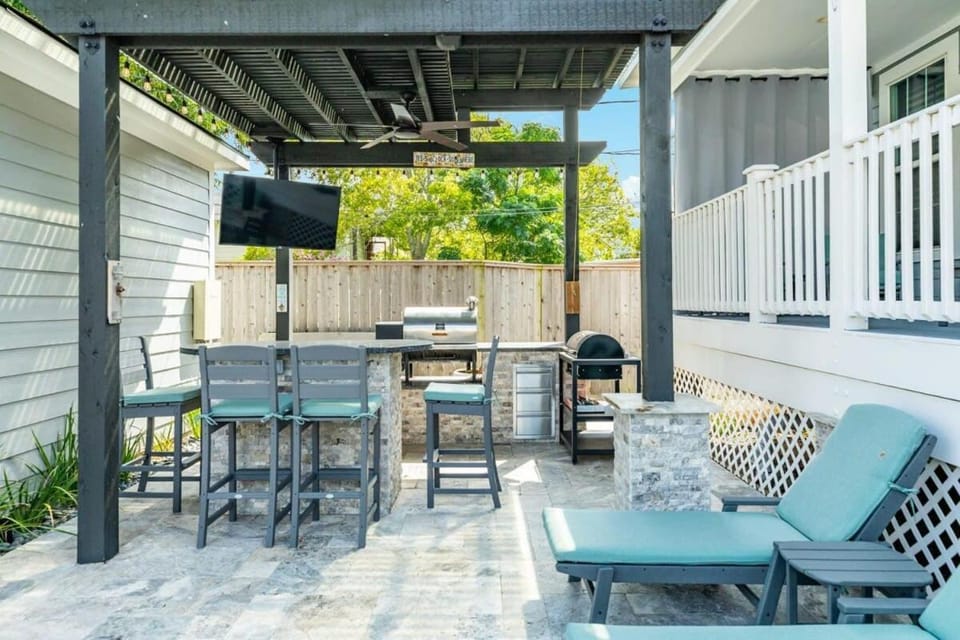 Coral Cottage - Enjoy the Posh Life! Heated Pool, Spa, Fireplace! House in Galveston Island