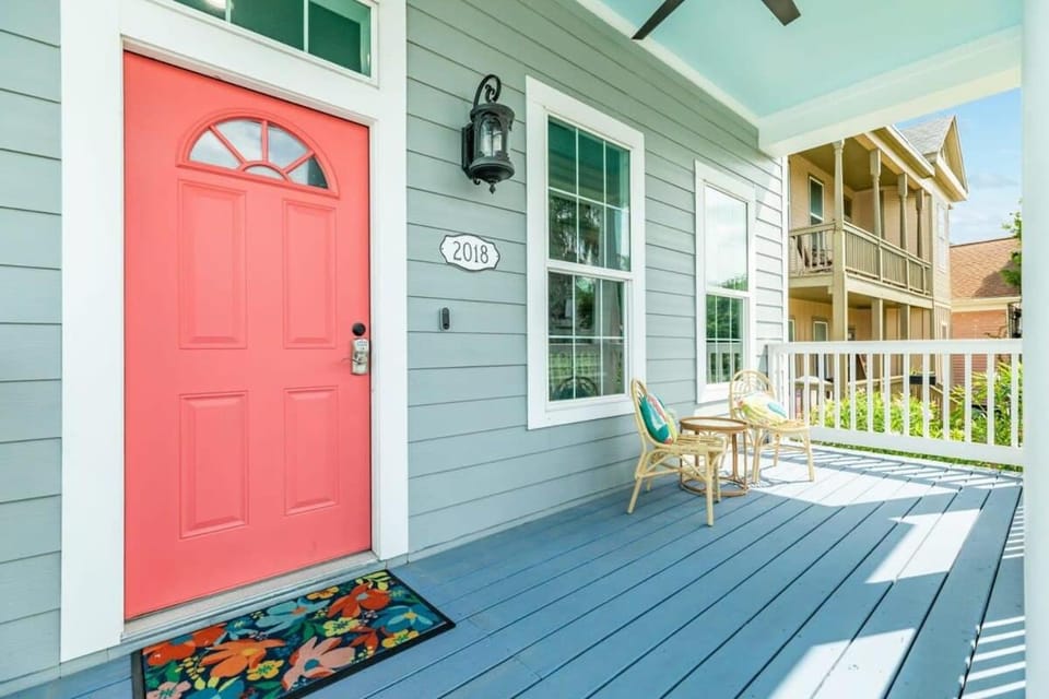 Coral Cottage - Enjoy the Posh Life! Heated Pool, Spa, Fireplace! House in Galveston Island