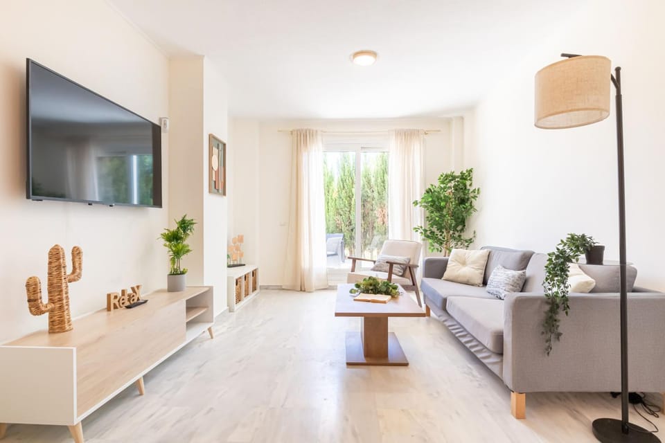 TV and multimedia, Living room, Seating area, Dining area, air conditioner