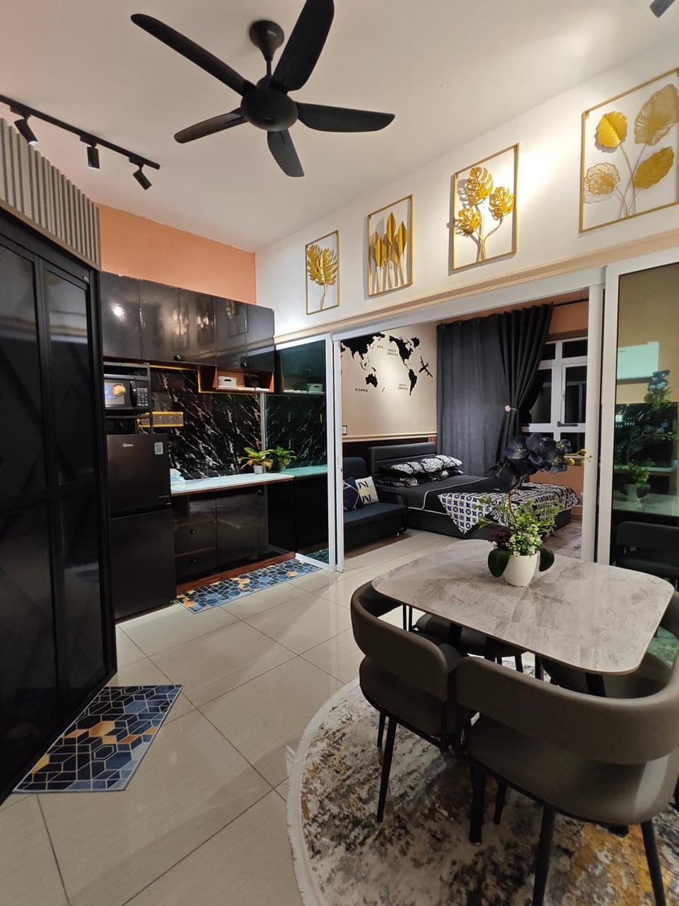 Kitchen or kitchenette, Seating area, Dining area