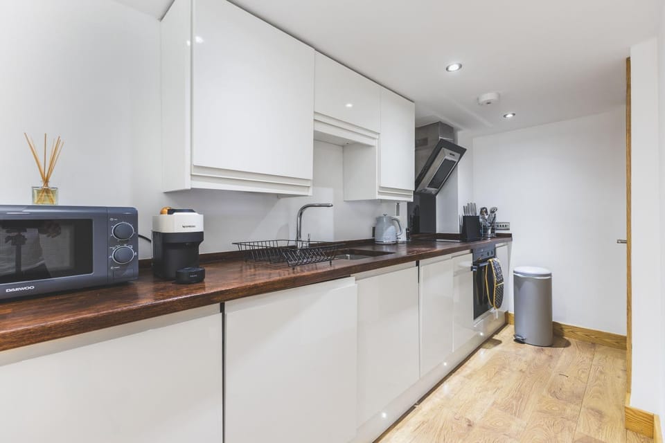 Elegant 1BDR Flat with Private Patio Apartment in Twickenham