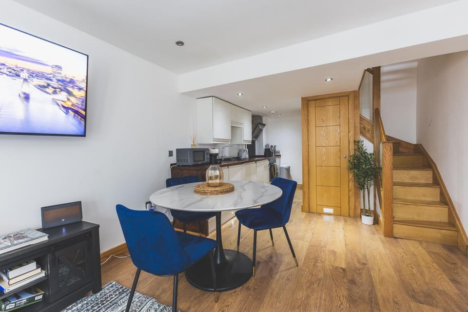 Elegant 1BDR Flat with Private Patio Apartment in Twickenham