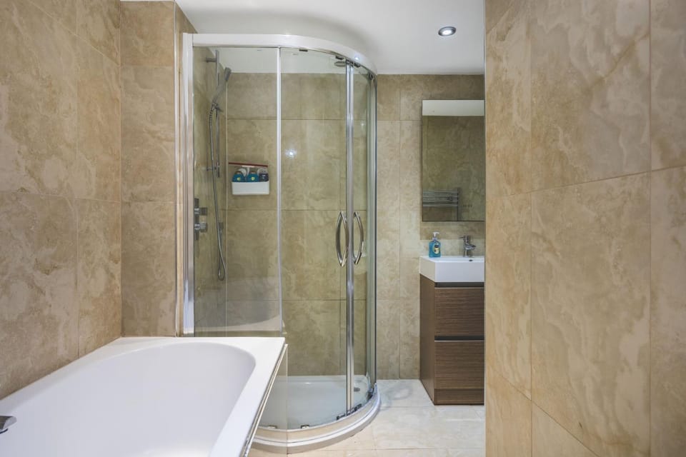 Elegant 1BDR Flat with Private Patio Apartment in Twickenham