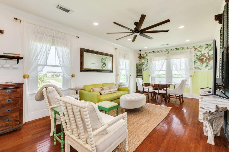 Exhale - Stylish Beach Home, Outdoor Bar & Fire Pit House in Hitchcock