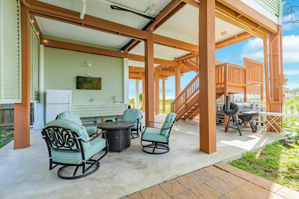 Exhale - Stylish Beach Home, Outdoor Bar & Fire Pit House in Hitchcock