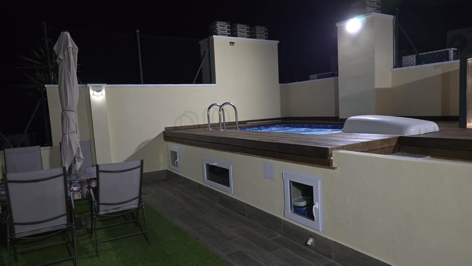 Patio, Swimming pool, Swimming pool