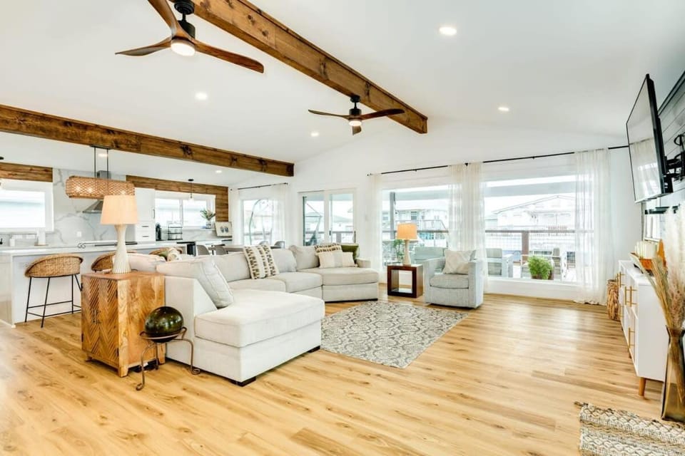 Here Fishy Fishy - Chic Bayside, Hot Tub, Fire Pit! House in Jamaica Beach