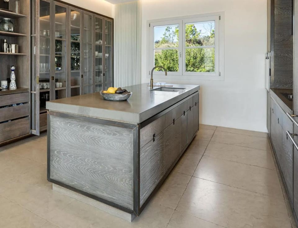 Kitchen or kitchenette, dishwasher, minibar