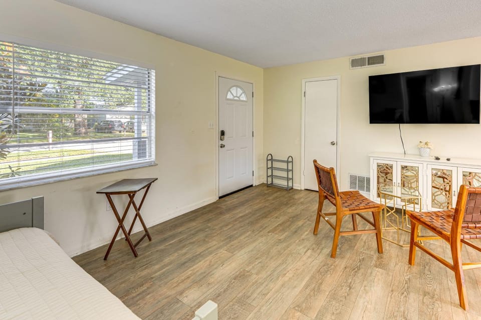 Gateway to Orlando Theme Parks! Home w/ Large Yard House in Orlando