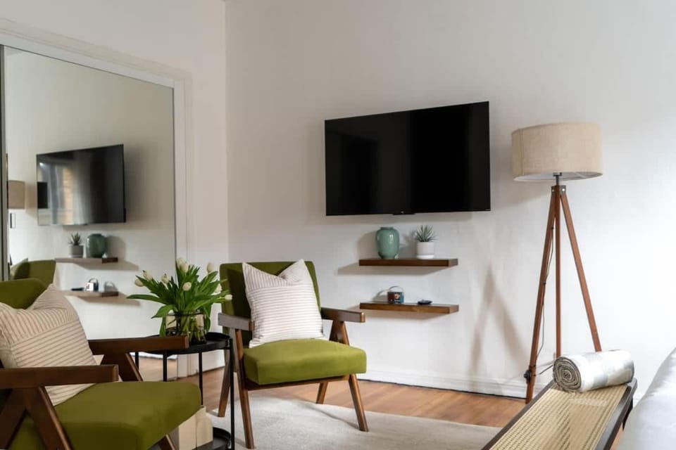 Furnished Studio in Hollywood Apartment in Hollywood