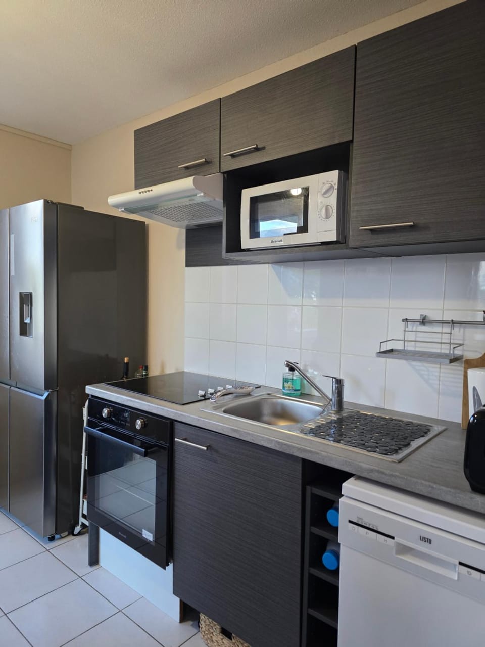 Kitchen or kitchenette, dishwasher, oven