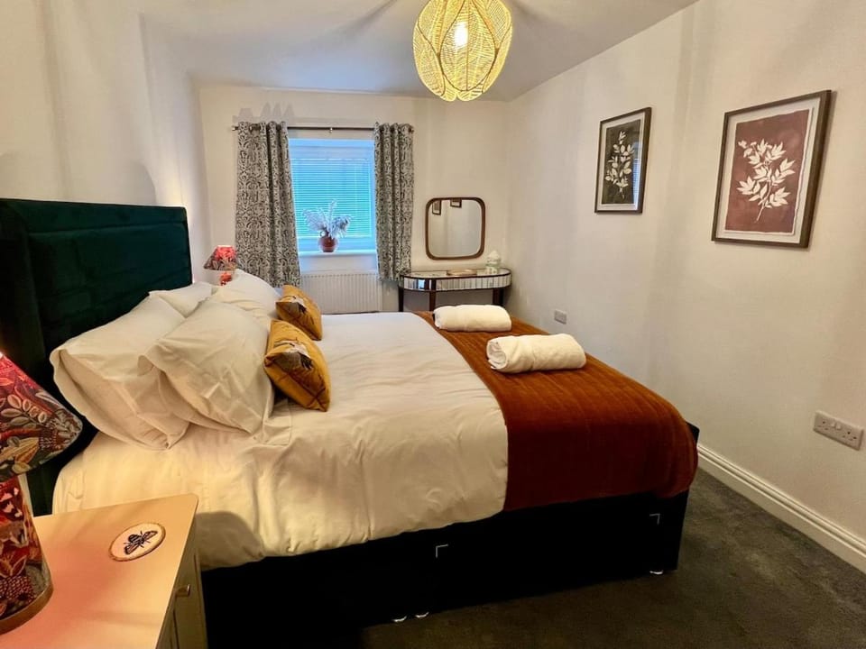 Bed, TV and multimedia, Living room, Photo of the whole room, Seating area, Bedroom