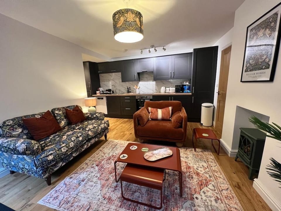 TV and multimedia, Kitchen or kitchenette, Living room, Seating area, Dining area, oven, stove