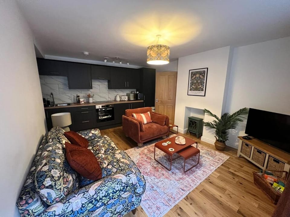 Communal lounge/ TV room, TV and multimedia, Kitchen or kitchenette, Living room, Seating area, Evening entertainment
