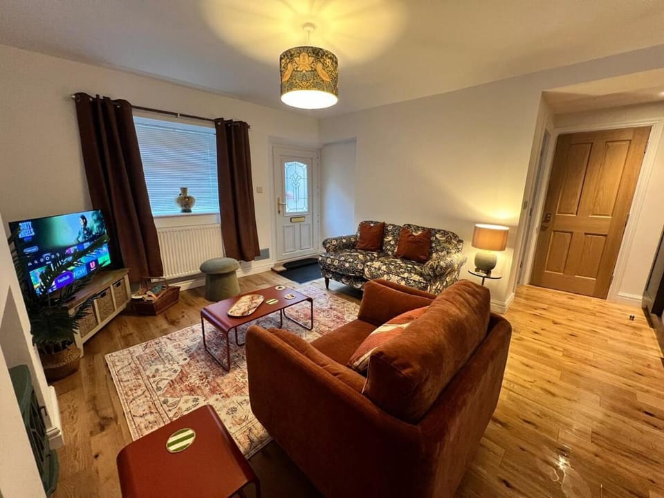 Communal lounge/ TV room, TV and multimedia, Living room, Seating area, Evening entertainment