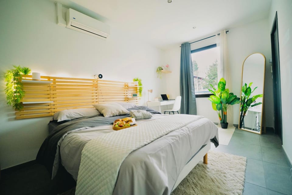 Bed, Photo of the whole room, Bedroom, towels, air conditioner