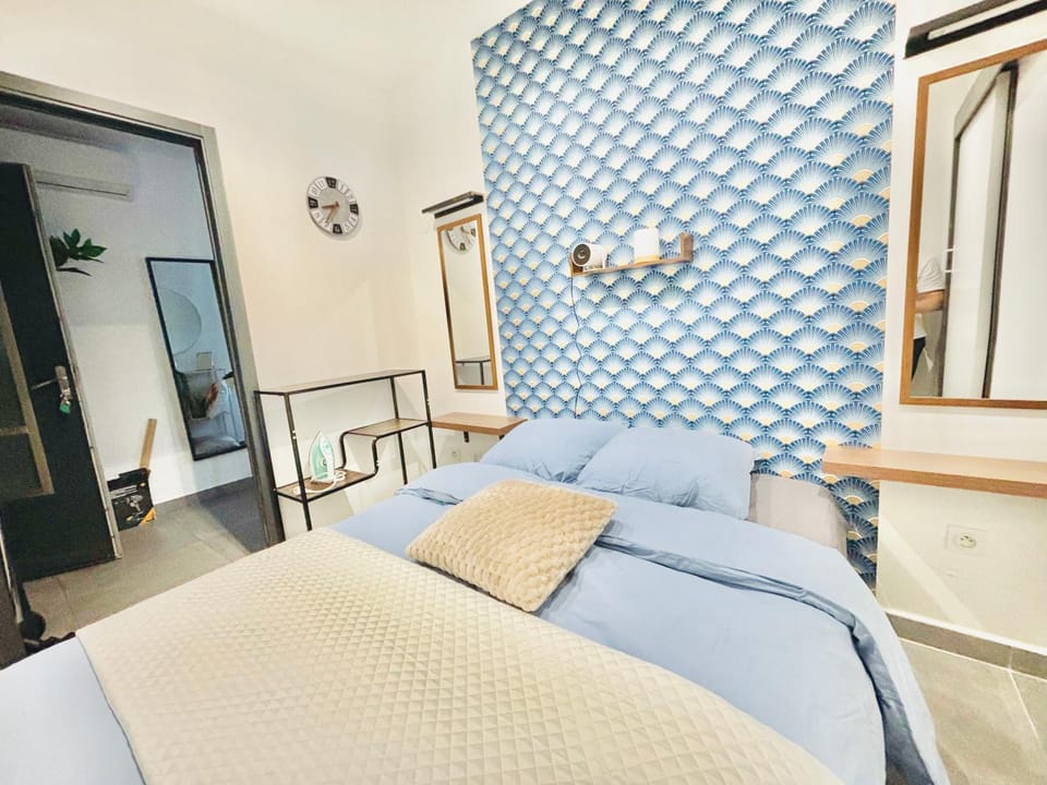 Bed, Living room, Photo of the whole room, Seating area, Bedroom