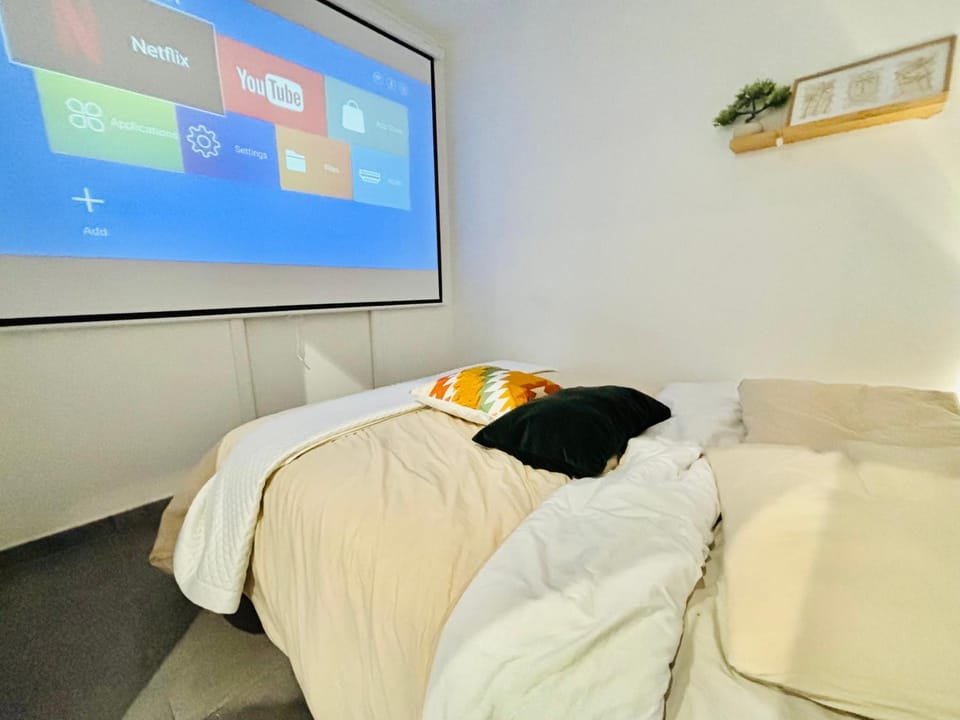 Bed, TV and multimedia, Photo of the whole room, Bedroom, towels