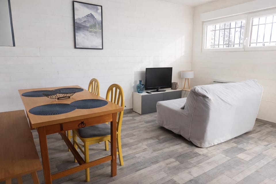 Cozy one-bedroom apartment with veranda and parking Apartment in Bolquère
