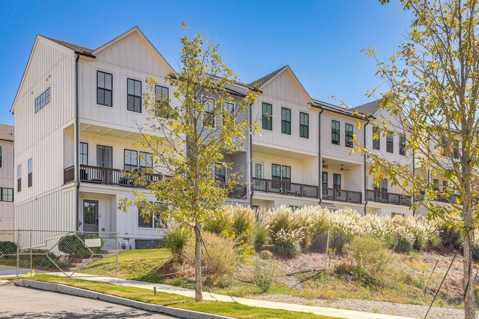 5 Mi to Int’l Soccer Play: ATL Townhome w/ Balcony House in Atlanta