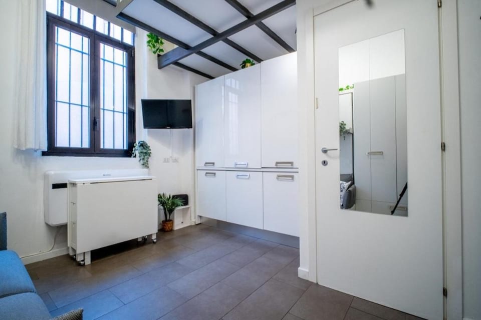 Close Central Station New Mini Loft AC WiFi Apartment in Milan