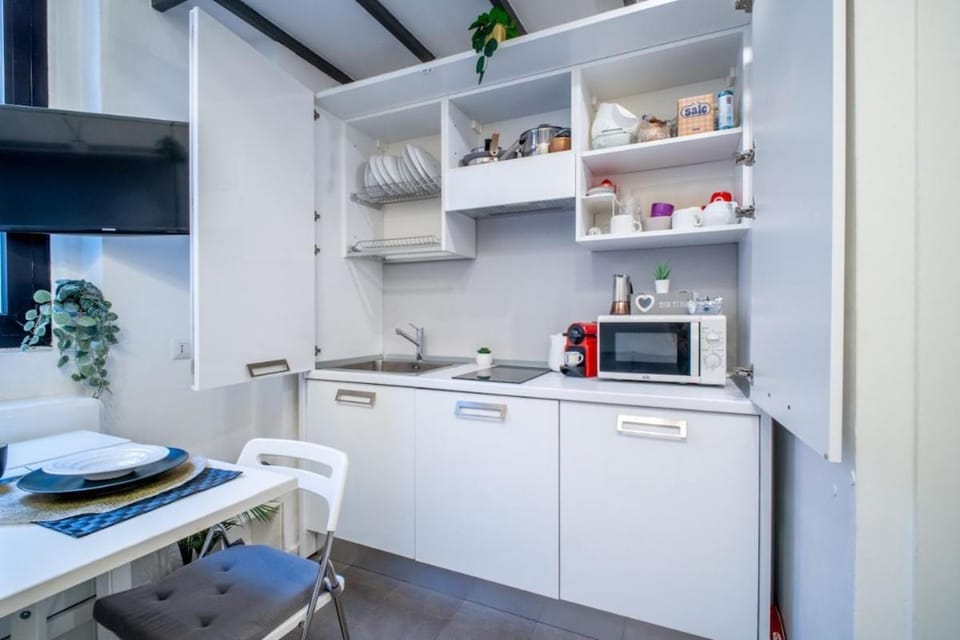 Close Central Station New Mini Loft AC WiFi Apartment in Milan