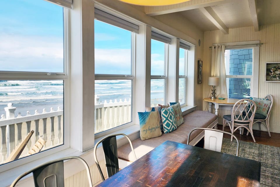 Ocean Front Nye Beach House! Hot Tub! Dog Friendly! House in Newport
